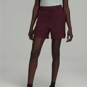 Lululemon relaxed high rise cargo short 4.5”